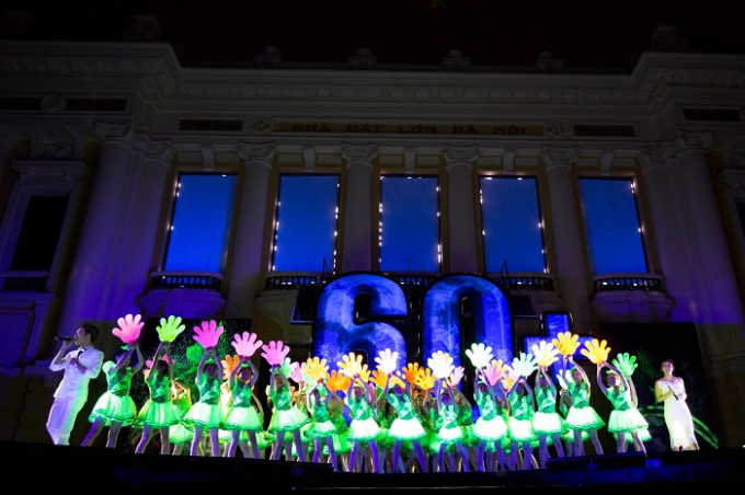 Một tiết mục lấp &aacute;nh &aacute;nh s&aacute;ng tại&nbsp;Quảng trường C&aacute;ch mạng th&aacute;ng&nbsp;T&aacute;m.