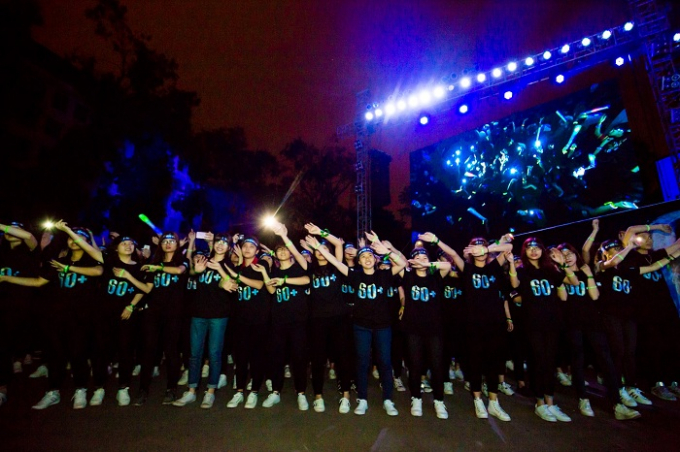 C&aacute;c bạn trẻ H&agrave; Nội ho&agrave; m&igrave;nh c&ugrave;ng với c&aacute;c ca kh&uacute;c s&ocirc;i động v&agrave; h&ocirc; vang khẩu hiệu của chiến dịch Giờ tr&aacute;i đất năm nay l&agrave;&nbsp;