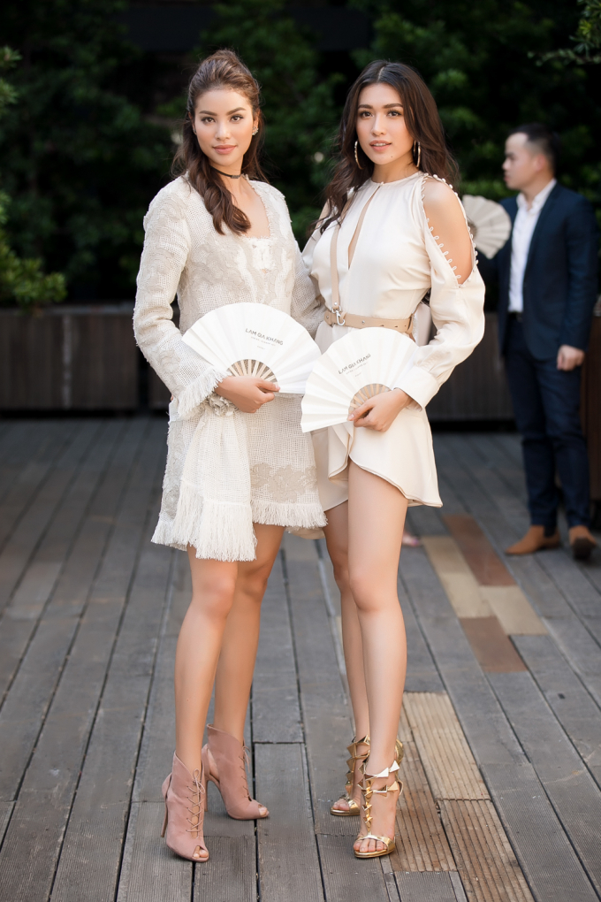 C&ugrave;ng diện v&aacute;y ngắn, &Aacute; hậu Lệ Hằng đọ ch&acirc;n d&agrave;i mi&ecirc;n man với Hoa hậu Phạm Hương