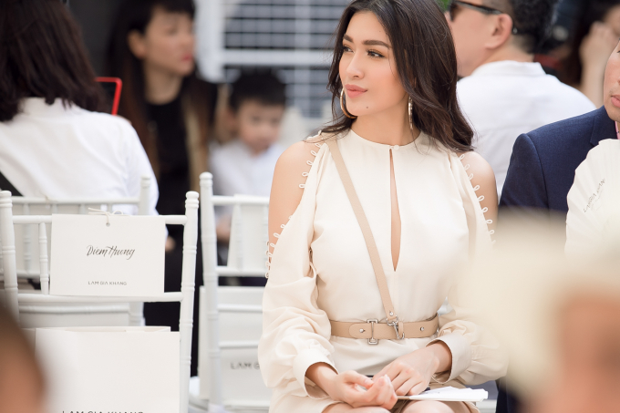 C&ugrave;ng diện v&aacute;y ngắn, &Aacute; hậu Lệ Hằng đọ ch&acirc;n d&agrave;i mi&ecirc;n man với Hoa hậu Phạm Hương