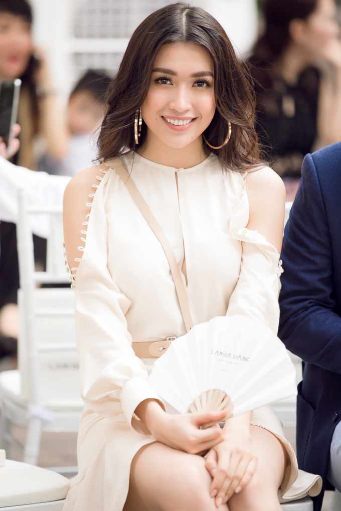 C&ugrave;ng diện v&aacute;y ngắn, &Aacute; hậu Lệ Hằng đọ ch&acirc;n d&agrave;i mi&ecirc;n man với Hoa hậu Phạm Hương