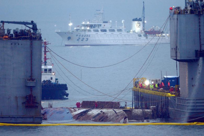 Hai chiếc x&agrave; lan bắt đầu t&aacute;ch dần nhau ra để tạo lực k&eacute;o ph&agrave; Sewol l&ecirc;n. Ảnh: Reuters