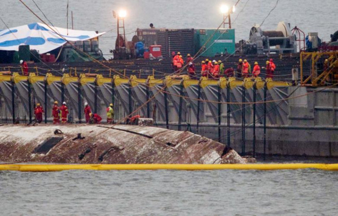 Ph&agrave; Sewol từ từ nổi l&ecirc;n. Ảnh: Reuters