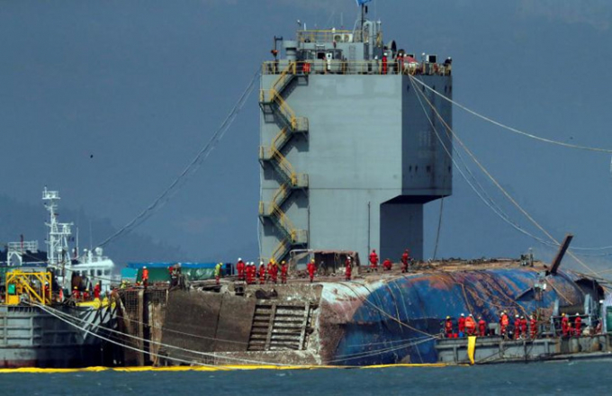 Nh&oacute;m trục vớt ph&agrave; Sewol phải li&ecirc;n tục thực hiện việc căn chỉnh để đảm bảo việc trục vớt ph&agrave; Sewol diễn ra su&ocirc;n sẻ. Ảnh: Reuters