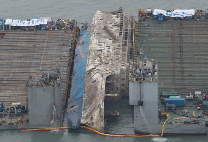 Một b&ecirc;n ph&agrave; Sewol đ&atilde; bắt đầu lộ diện r&otilde; r&agrave;ng. Ảnh: Reuters