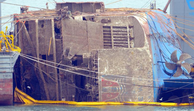 Dự kiến to&agrave;n bộ qu&aacute; tr&igrave;nh trục vớt ph&agrave; Sewol sẽ diễn ra trong v&ograve;ng 8 ng&agrave;y. Ảnh: Reuters