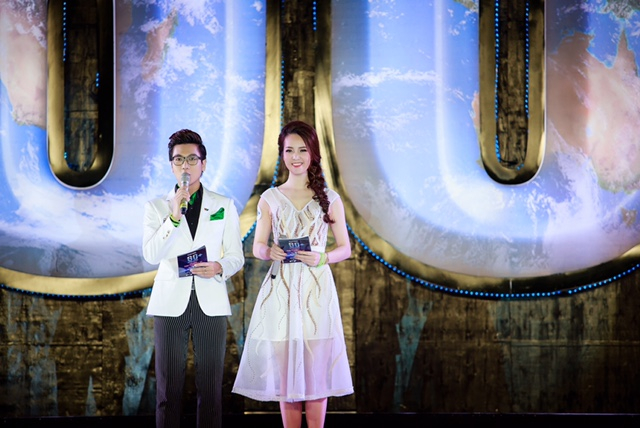 Thuỵ V&acirc;n c&ugrave;ng c&aacute;c nghệ sĩ ho&agrave; m&igrave;nh với h&agrave;ng ngh&igrave;n bạn trẻ hưởng ứng 'Giờ Tr&aacute;i Đất'