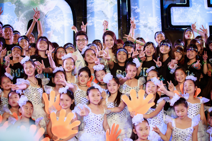 Thuỵ V&acirc;n c&ugrave;ng c&aacute;c nghệ sĩ ho&agrave; m&igrave;nh với h&agrave;ng ngh&igrave;n bạn trẻ hưởng ứng 'Giờ Tr&aacute;i Đất'