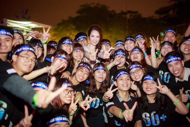 Thuỵ V&acirc;n c&ugrave;ng c&aacute;c nghệ sĩ ho&agrave; m&igrave;nh với h&agrave;ng ngh&igrave;n bạn trẻ hưởng ứng 'Giờ Tr&aacute;i Đất'