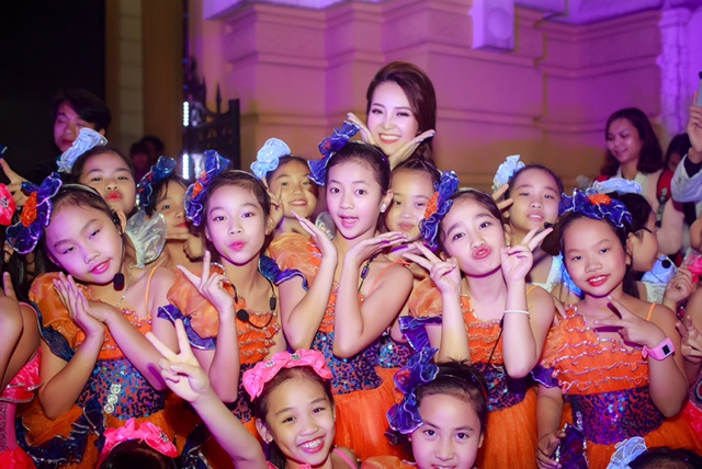 Thuỵ V&acirc;n c&ugrave;ng c&aacute;c nghệ sĩ ho&agrave; m&igrave;nh với h&agrave;ng ngh&igrave;n bạn trẻ hưởng ứng 'Giờ Tr&aacute;i Đất'