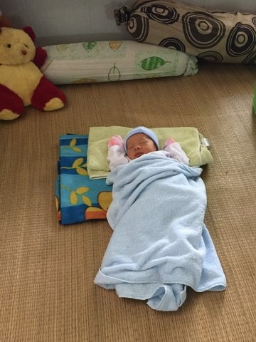 B&eacute; mới 8 ng&agrave;y tuổi v&agrave;o ch&ugrave;a được 4 ng&agrave;y.