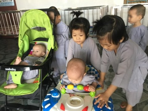 San sẻ t&igrave;nh thương.