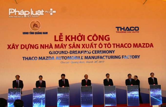 Thủ tướng Ch&iacute;nh phủ v&agrave; l&atilde;nh đạo c&aacute;c ban ng&agrave;nh c&ugrave;ng bấm n&uacute;t khởi c&ocirc;ng c&ocirc;ng tr&igrave;nh.