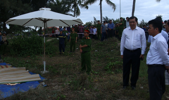 Chủ tịch UBND TP Đ&agrave; Nẵng&nbsp;Huỳnh Đức Thơ (&aacute;o trắng, ph&iacute;a trong) đến thăm hỏi gia đ&igrave;nh 3 học sinh đuối nước.