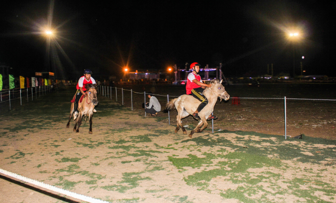 Những m&agrave;n đua t&agrave;i gay cấn của c&aacute;c kị sĩ v&agrave; kị m&atilde;.