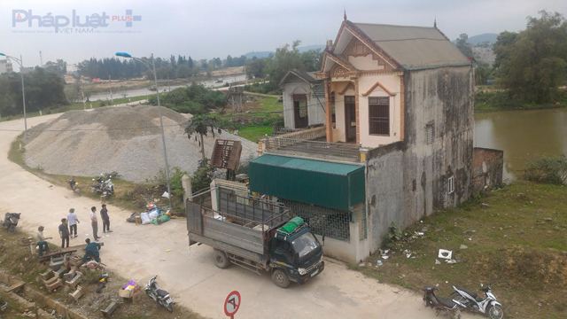 S&aacute;ng 23/3, UBND x&atilde; Hoằng C&aacute;t đ&atilde; cho lực lượng d&acirc;n qu&acirc;n hỗ trợ gia đ&igrave;nh nhanh ch&oacute;ng th&aacute;o dỡ vật liệu ng&ocirc;i nh&agrave;. (Ảnh: A.Thắng)