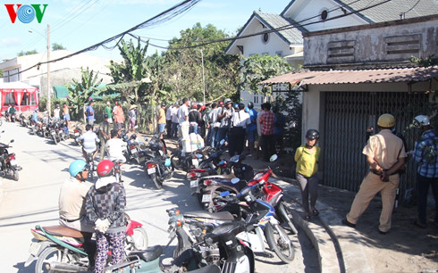 Người d&acirc;n hiếu kỳ đến xem vụ &aacute;n mạng. (Ảnh: VOV)