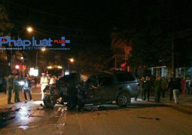 Xe b&aacute;n tải hư hỏng nặng phần đầu xe.