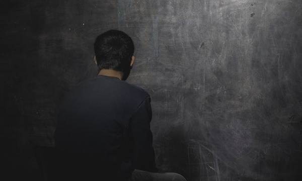 Bảo, 15 tuổi, đề nghị giấu k&iacute;n danh t&iacute;nh của m&igrave;nh. (Ảnh: The Guardian)