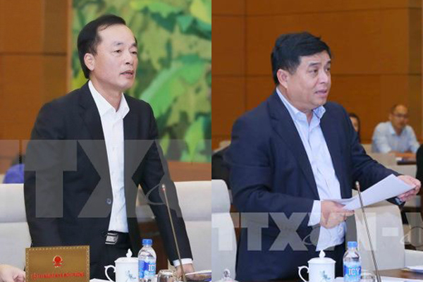 Hai Bộ trưởng X&acirc;y dựng (tr&aacute;i) v&agrave; KH-ĐT n&ecirc;u quan điểm trước UB Thường vụ Quốc hội.