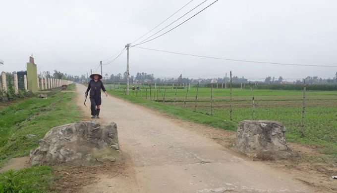 Hai mố trụ b&ecirc; t&ocirc;ng cản trở giao th&ocirc;ng.