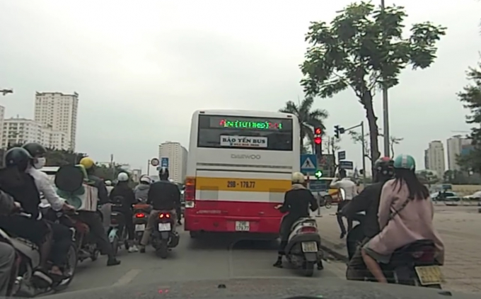 Chiếc xe bu&yacute;t chạy ẩu được người d&acirc;n phản &aacute;nh (Ảnh cắt từ clip).