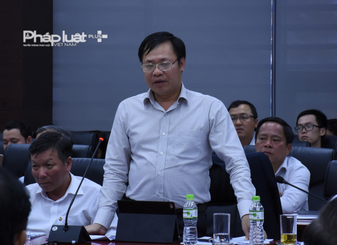 Gi&aacute;m đốc sở X&acirc;y dựng Đ&agrave; Nẵng Vũ Quang H&ugrave;ng trả lời c&acirc;u hỏi của b&aacute;o ch&iacute;.