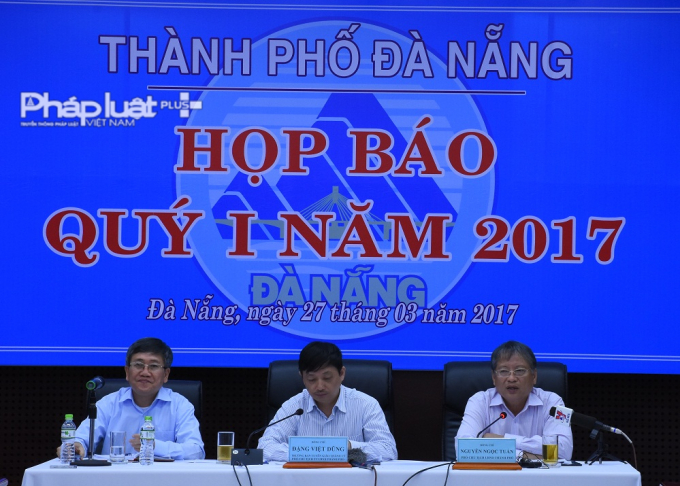 Ph&oacute; chủ tịch UBND TP Đ&agrave; Nẵng Nguyễn Ngọc Tuấn (ngo&agrave;i c&ugrave;ng từ phải sang)&nbsp;khẳng định sẽ xem x&eacute;t y&ecirc;u cầu th&aacute;o dỡ nếu c&ocirc;ng tr&igrave;nh g&acirc;y nguy hại cho b&aacute;n đảo Sơn Tr&agrave;.