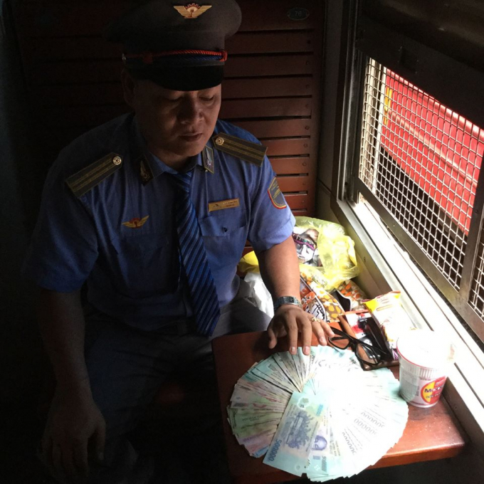 Số tiền được nh&acirc;n vi&ecirc;n ph&aacute;t hiện khi h&agrave;nh kh&aacute;ch bỏ qu&ecirc;n.