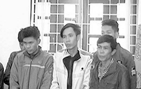 C&aacute;c đối tượng đ&aacute;nh bạc bị bắt giữ ng&agrave;y 26/3 tại huyện Nga Sơn. (Ảnh: C&ocirc;ng an cung cấp)