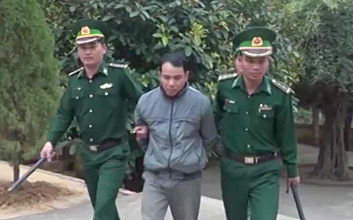 Vừa về đến bi&ecirc;n giới, đối tượng đ&atilde; bị lực lượng Bộ đội Bi&ecirc;n Ph&ograve;ng đồn Quang Chiểu bắt quả tang vận chuyển ma t&uacute;y tổng hợp. (Ảnh: A.T)