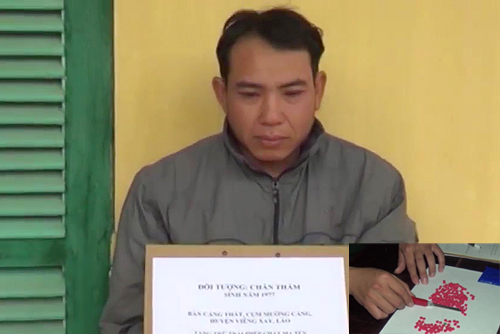 Đối tượng Chăn Thằm c&ugrave;ng tang vật 200 vi&ecirc;n hồng phiến (Ảnh: A.T)