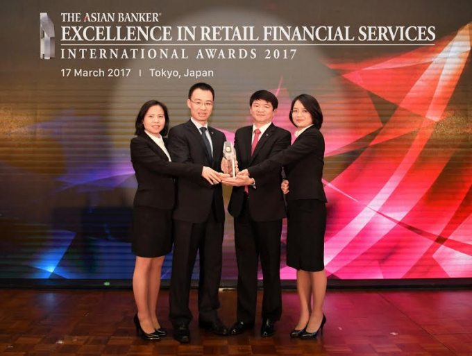 Đại diện l&atilde;nh đạo BIDV&nbsp;nhận giải thưởng Ng&acirc;n h&agrave;ng b&aacute;n lẻ tốt nhất Việt Nam 2017 tại Tokyo, Nhật Bản.