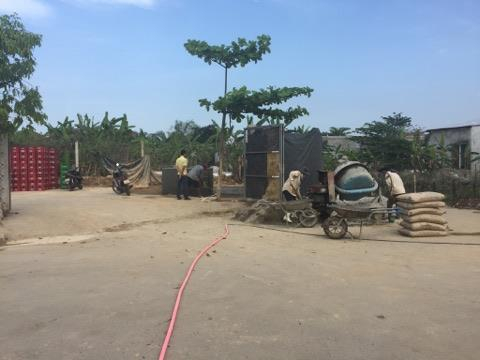 Một số c&ocirc;ng nh&acirc;n đang tiến h&agrave;nh đổ b&ecirc; t&ocirc;ng thi c&ocirc;ng c&aacute;c hạng mục nền m&oacute;ng của trạm.&nbsp;