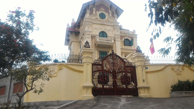 Biệt thự của &ocirc;ng Trần Văn Kh&acirc;m sai ph&eacute;p những vẫn ngang nhi&ecirc;n tồn tại.