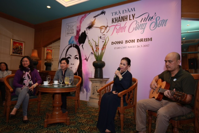 Danh ca Kh&aacute;nh Ly &acirc;n cần, &acirc;u yếm với c&aacute;c em nhiễm HIV trong buổi từ thiện tại Ba V&igrave;