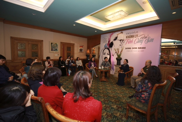 Buổi tr&agrave; đ&agrave;m giao lưu với ca sĩ Kh&aacute;nh Ly.