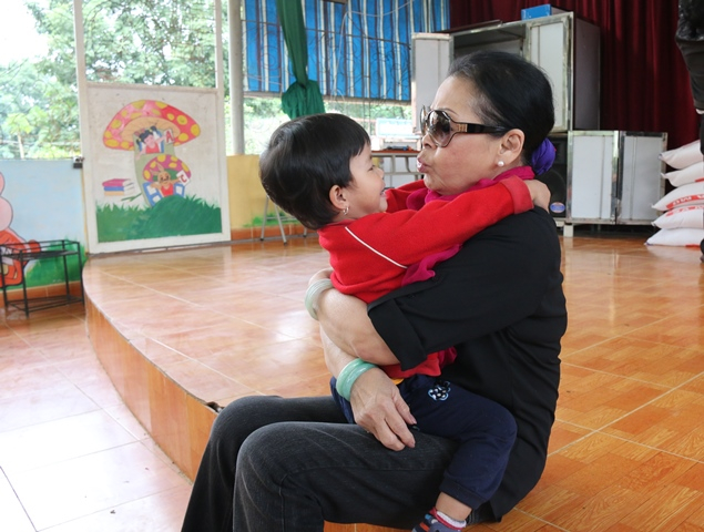 Danh ca Kh&aacute;nh Ly &acirc;n cần, &acirc;u yếm với c&aacute;c em nhiễm HIV trong buổi từ thiện tại Ba V&igrave;