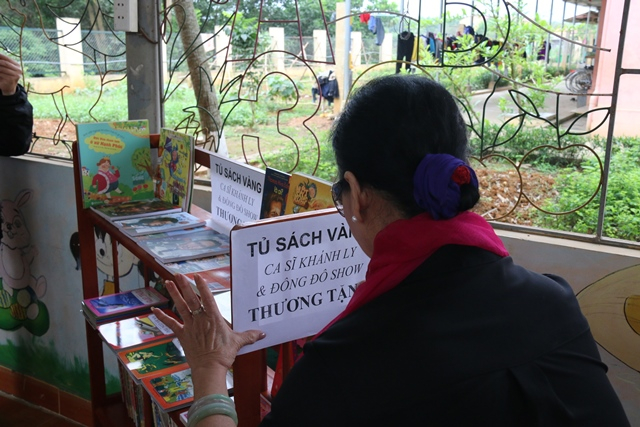 Tổng c&ocirc;ng ty Đ&ocirc;ng Bắc ủng hộ tủ s&aacute;ch v&agrave;ng cho trẻ em tại&nbsp;Trung t&acirc;m chữ bệnh gi&aacute;o dục lao động x&atilde; hội số 2, thuộc x&atilde; Y&ecirc;n B&agrave;i, B&agrave; V&igrave;, H&agrave; Nội v&agrave; được ca sĩ Kh&aacute;nh Ly trao tặng nhằm&nbsp;đặt nền m&oacute;ng cho việc x&acirc;y dựng văn h&oacute;a đọc v&agrave; niềm đam m&ecirc; đọc s&aacute;ch.