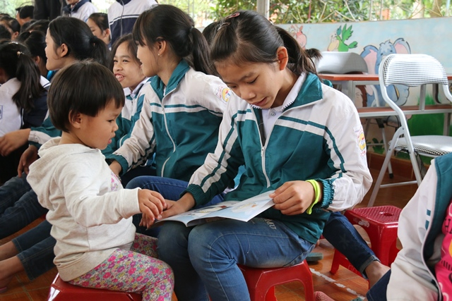 C&aacute;c em h&agrave;o hứng với những cuốn s&aacute;ch mới.&nbsp;