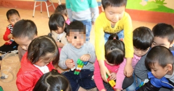 Bé trai 5 tuổi bị dọa dốc đầu vào máy vặt lông gà đã đi học trở lại