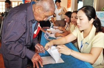 Trả lương hưu và trợ cấp BHXH qua thẻ điện tử