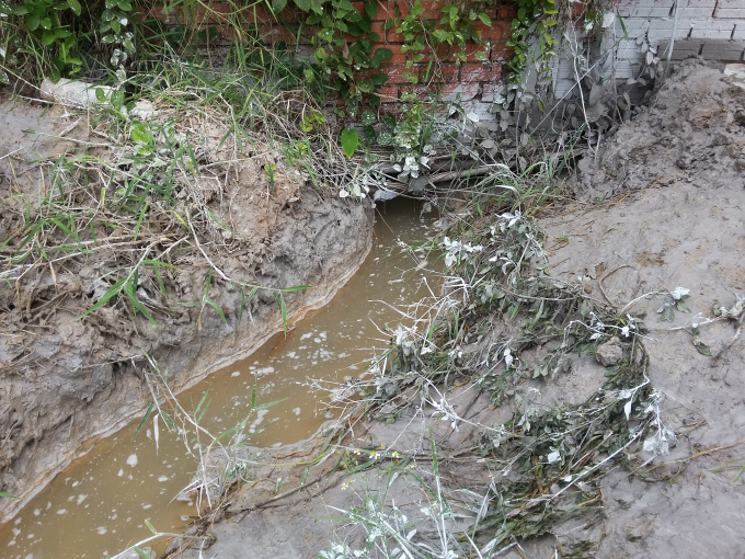 Cống bị b&ecirc; t&ocirc;ng h&oacute;a thu hẹp dần g&acirc;y tắc, cỏ dại cũng kh&ocirc;ng sống nổi.