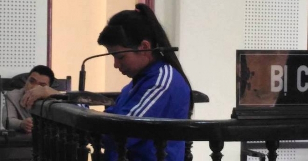 Mời bạn về uống hết vò rượu quý, chồng bị vợ đâm chết