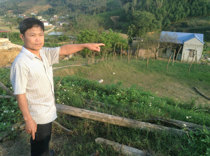 &Ocirc;ng Tạ Đ&igrave;nh Th&agrave;nh cho biết thửa đất số 53 v&agrave; 53b, tờ bản đồ số 82 của gia đ&igrave;nh được Chủ tịch UBND huyện Mộc Ch&acirc;u cấp giấy chứng nhận quyền sử dụng đất.