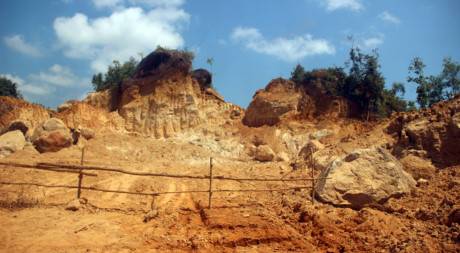 Đồi ở th&ocirc;n Thượng H&ograve;a bị băm n&aacute;t.