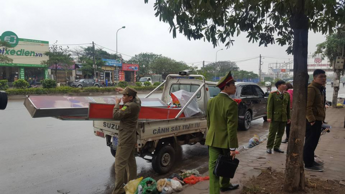 Lực lượng chức năng tiến h&agrave;nh giải quyết c&aacute;c hộ lấn chiếm vỉa h&egrave; th&igrave; bị đối tượng chống đối.