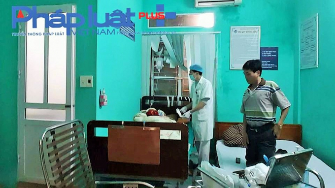 &Ocirc;ng Sầm Xu&acirc;n Huy - Chủ tịch UBND x&atilde; Ngọc Quan đang được b&aacute;c sĩ Bệnh viện H&ugrave;ng Vương điều trị (Ảnh: Vũ Tiến).