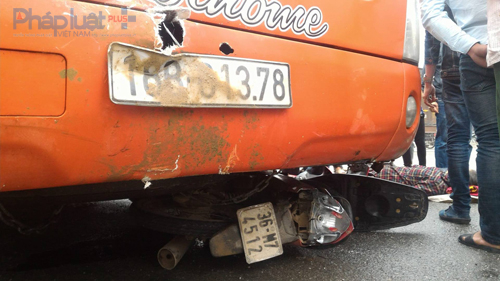 Tại hiện trường, chiếc xe m&aacute;y đ&atilde; bị hưng hỏng nặng. (Ảnh: Anh Thắng)