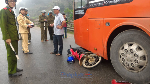 Chiếc xe m&aacute;y đ&atilde; bị kẹt v&agrave;o gầm trước &ocirc;t&ocirc; kh&aacute;ch, k&eacute;o xe chừng 30m. (Ảnh: Anh Thắng)